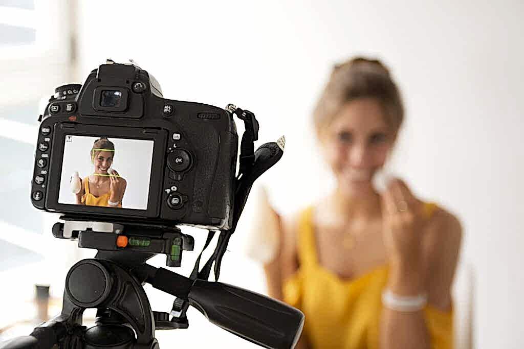 Vitrinde Değil, Zihinlerde Yer Edinin: Ürününüzü "Arzu Nesnesine" Dönüştüren Sinematik Reklam Filmleri